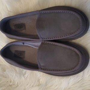 Ugg Slipper in Gray.